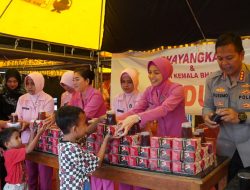 Bhayangkari dan YKB Cabang Kota Sidoarjo Bagikan Takjil ke Masyarakat