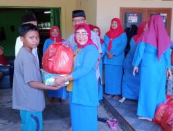 Menjelang Hari Raya Idul Fitri, TP PKK Kali Cinta Berikan Paket Sembako Kepada Anak Yatim Piatu dan Orang Tidak Mampu
