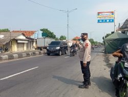 Polsek Susukan Polresta Cirebon Himbau Pemudik Agar Berhati Hati Selama Perjalanan dan Tertib Parkir Kendaraan
