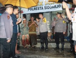 Tidak Mengenal Hujan, Kapolresta Sidoarjo Tetap Serahkan Langsung Bantuan ke Mushola Darussalam