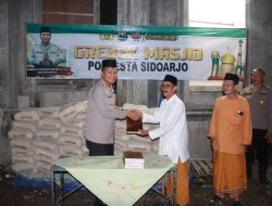 Grebek Masjid di Kecamatan Waru, Kapolresta Sidoarjo Serahkan Bantuan Material Masjid dan Baksos Pada Warga