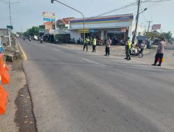 Untuk Meminimalisir Kemacetan Arus Mudik Lebaran, Petugas Pos PAM Bunder Polresta Cirebon Melaksanakan Pengaturan Lalu Lintas