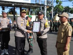 Kapolres Tulungagung Berikan penghargaan kepada Anggota TNI, Polri dan Kepala Desa saat Upacara HKN