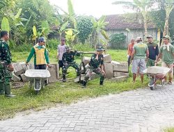 Kompak, Babinsa Sumberrejo Bojonegoro bersama Warga Karangdowo Perbaiki Jalan Desa