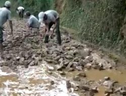 Tak Dapat Perhatian Pemerintah Daerah, Seorang Warga Kecamatan Ngrayun Perbaiki Jalan Rusak Pakai Uang Pribadi