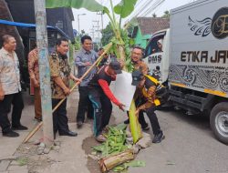 Bupati Sidoarjo Perintahkan Dinas PU BM SDA Bersikan Pohon Pisang dan Segera Perbaiki Jalan Rusak di Desa Jumput Rejo Sukodono