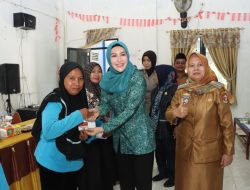 Jalin Silaturahmi di Desa Madukoro, Wakil Ketua TP-PKK Lampura Salurkan Bansos PKH