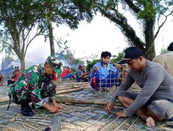 Bersama Warga Desa Sudah, Babinsa Koramil Malo Bojonegoro bersih-bersih Area Makam