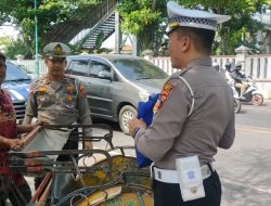 Sembako Patuh, Sat Lantas Brebes Bagi 50 Paket Sembako Kepada Tukang Becak