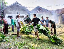 Bersama Warga Dusun Kauman, Babinsa Sumberrejo Bojonegoro Laksanakan Karya Bakti Persiapan Hari Raya Idul Adha 1444 H.