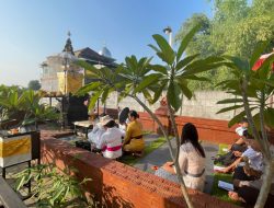 Pura Kertha Bumi Bhyangkara Gelar Ibadah Suci Bulan Purnama