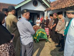 Wujudkan Kepedulian Polri, Kapolsek Sukahaji Takziah dan Menghantar Jenazah Warga ke Pemakaman