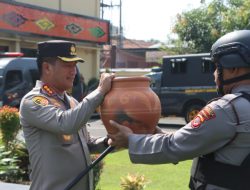 Sambut Hari Bhayangkara ke-77, Kapolresta Cirebon Lepas Pemberangkatan Tim Pengambilan Air Suci