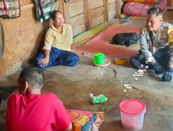 Giat Sambang, Bhabinkamtibmas Polres Tanggamus Sambangi Korban Kecelakaan Lalu Lintas