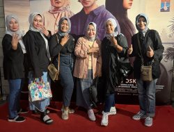Anggota Dewan Hj. Rupiatin dari Fraksi Partai Golkar Ajak Tim Suksesnya Nonton Bareng Film Hati Suhita