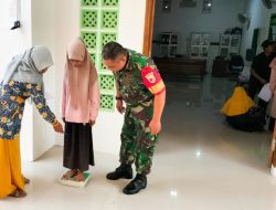 Peduli Kesehatan Generasi Muda, Babinsa Sumberrejo Bojonegoro Aktif Bantu Kegiatan Posyandu Remaja