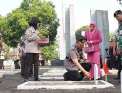 Menjelang Hari Bhayangkara ke-77 Polresta Sidoarjo Ziara dan Tabur Bunga di Makam Pahlawan