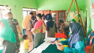 Bersama Mahasiswa KKN, Babinsa Sumberrejo Bojonegoro Dampingi Kegiatan Posyandu Balita