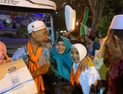 Keluarga Sambut Haru Kepulangan Jamaah Haji di Pendopo Malowopati Bojonegoro