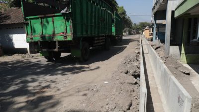 Proyek Jalan Beton Ruas PG Krembung-Mojoruntut Sidoarjo Masuk Tahap Pengecoran Pondasi dan Pemasangan Drainase