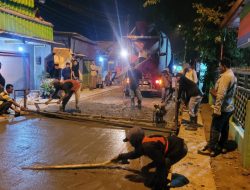 Dikerjakan Hingga Larut Malam, Betonisasi Jalan Desa Tropodo 1 Waru Masuk Tahap Rigid Beton