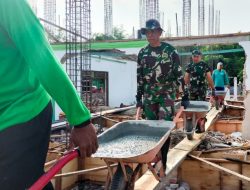 Tumbuhkan Semangat Gotong Royong, Babinsa Kodim Bojonegoro bantu Pengecoran Pondasi Renovasi Masjid