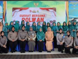 Emak-emak di Pacitan Mendapat Wawasan Tata Krama Berlalulintas, Edisi Curhat Bersama Polwan