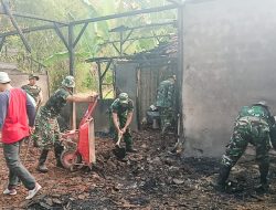 Peduli Korban Musibah Kebakaran, Babinsa Sumberrejo Bojonegoro bantu Perbaiki Rumah Warga Jatigede