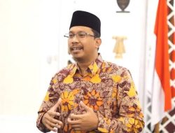Dukung UMKM, Bupati Gus Muhdlor Bagikan 10 Buah Kaos Keren Produk UMKM Sidoarjo