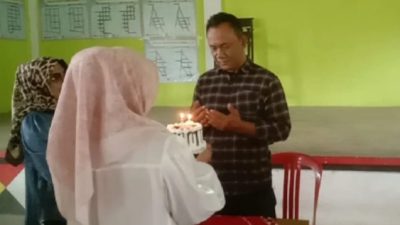 Ultah ke-52, Ibu PKK bersama Aparatur Pekon Beri Surprise pada Kakon Dadapan