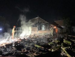 Damkarmat Bojonegoro Atasi Kebakaran Tiga Rumah di Desa Tanggir