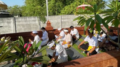 Polisi Sidoarjo Beragama Hindu dan Umat Hindu Sekitar Laksanakan Ibadah Hari Raya Kuningan di Pura Kertha Bumi Bhayangkara