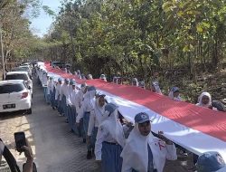 Bendera Merah Putih Sepanjang 78 Meter Diarak Warga Samin Dalam Memperingati HUT RI ke-78