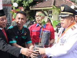 Peringati HUT Kemerdekaan RI ke-78, Perhutani KPH Blitar Sinergi dengan Stakeholders Bagikan Ribuan Bibit Alpukat