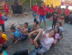 Dalam Rangka HUT RI Ke-78, Emak-Emak di Madiun Meramaikan Perlombaan