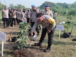 Polresta Sidoarjo dan Jajaran Polsek Menanam 4.300 Pohon untuk Penghijauan