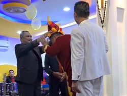 Pemberian Baju Jubah Adat ke Anggota DPRD Kepri Tuai Sorotan, Tokoh Masyarakat Nias: Mohon Cepat Beri Penjelasan