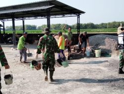 Kemanunggalan TNI-Rakyat, Babinsa Kepohbaru Bojonegoro Bantu Pembangunan Masjid