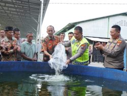 Dukung Program Pemerintah khususnya Ketahanan Pangan, Kapolresta Sidoarjo Tebar 5.000 Benih Ikan Lele di Desa Bangah