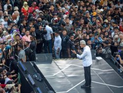 Ribuan Warga Hadir saat Pamitan Sebagai Gubernur Jateng, Gus Mus: Ganjar ini Peduli Masyarakatnya