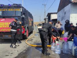 Brimob Polda Jatim Salurkan Bantuan Air Bersih kepada Warga Terdampak Lumpur Lapindo