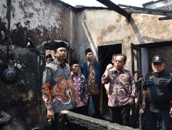 Bupati Apresiasi Petugas Damkar. Hanya 7 Menit Tangani Kebakaran di Rumah Warga Sepande Sidoarjo