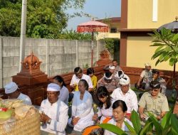 Anggota Polresta Sidoarjo Gelar Ibadah Suci Tilem