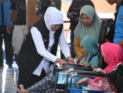 Gubernur Jatim Khofifah Salurkan Bantuan Sosial di Pendopo Aryo Situbondo