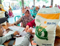 Warga Desa Sidokerto Buduran Sidoarjo Dapat Bantuan Beras dari Bulog Surabaya Utara