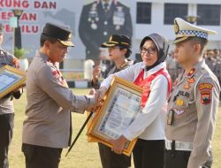 Kapolda Jateng Berikan Penghargaan Kepada 7 Personil Berprestasi