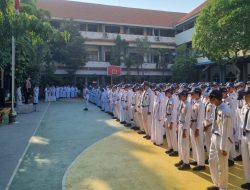 Menjadi Irup di SMPN 3, Kapolsek Sidoarjo Kota Ajak Pelajar Cinta Tanah Air
