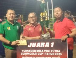 Anggota DPRD Sujatmiko dan Kadisbudporapar Handhito Serahkan Piala Juara 1 Turnamen Bola Volly Gunungsari Cup 1