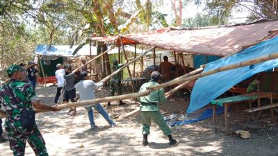 Personil Gabungan Gerebek Lokasi Sabung Ayam di Balongbendo