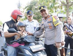 Edukasi di Operasi Zebra Semeru 2023, Polres Madiun Kota Berbagi Helm Gratis